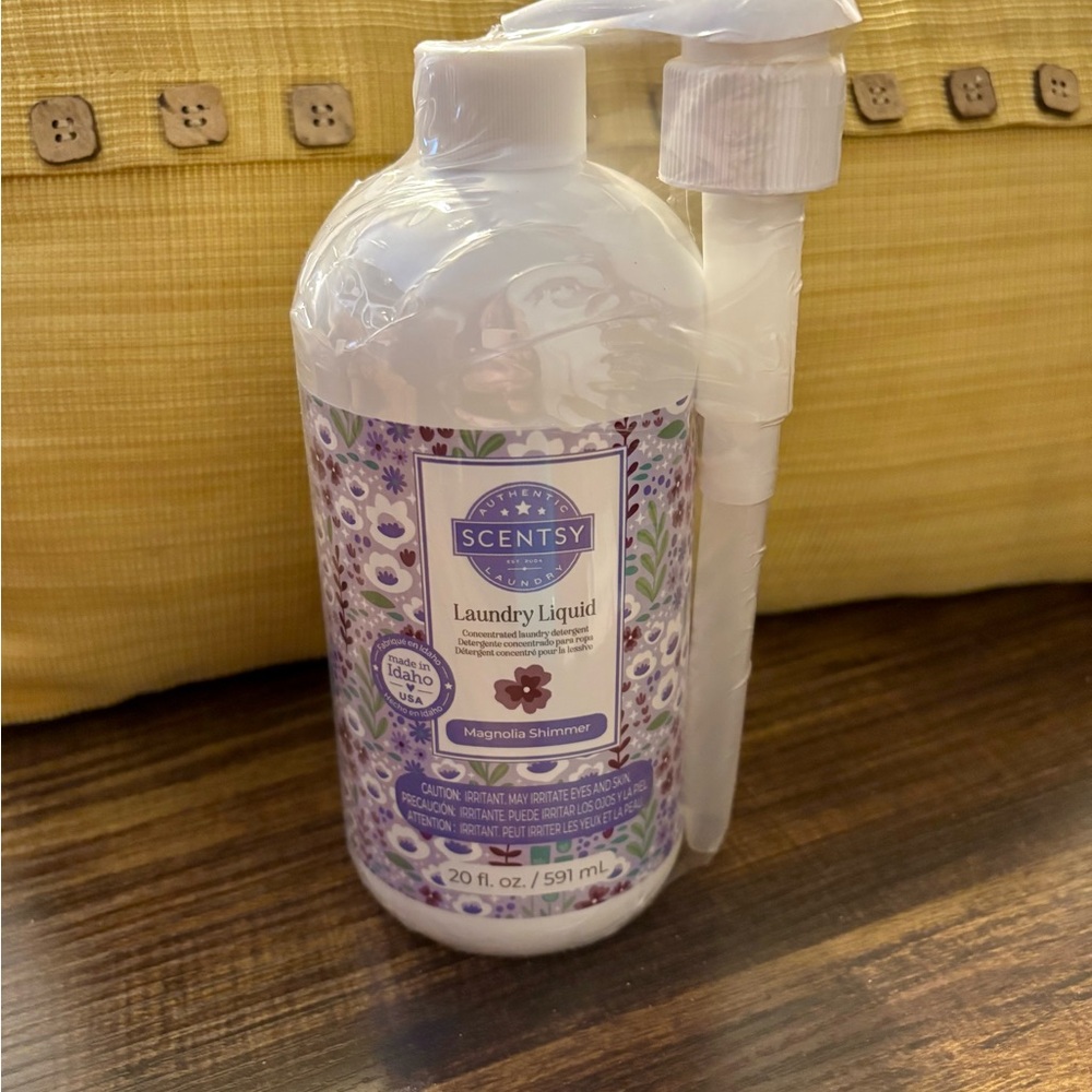 Scentsy Magnolia Shimmer Laundry Liquid - Lavender and White